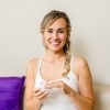 Nachhaltige Körperpflege mit der INUANA Deo-Creme im Glastiegel und einem Holzspatel zur hygienischen Entnahme.