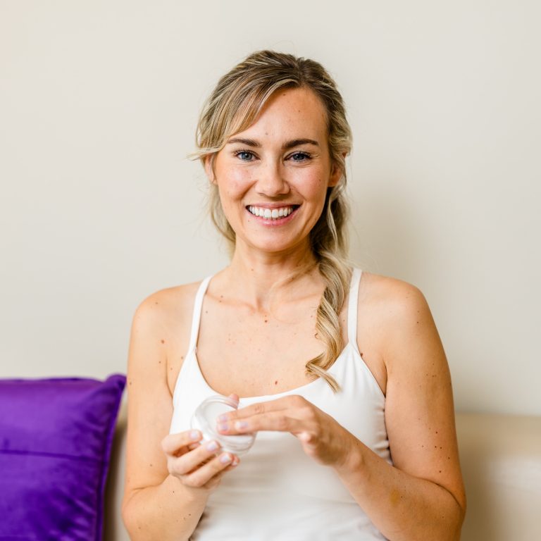 Nachhaltige Körperpflege mit der INUANA Deo-Creme im Glastiegel und einem Holzspatel zur hygienischen Entnahme.
