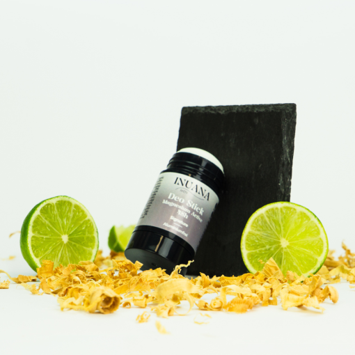 Deo Stick Magnesium Active 48h Signature als Deodorant von INUANA vor Schiefertafel mit Limetten und Holzspänen