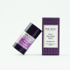 Face Zincbalm Stick von INUANA für die Gesichtspflege über Nacht, stehend neben seiner violetten Verpackung.