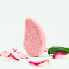 Rosa festes Shampoo von INUANA im Hochformat, umgeben von frischen Rosenblättern auf weißem Hintergrund.