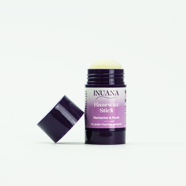 Geöffneter Haarwax Stick Nectarine und Musk von INUANA mit abgenommener Kappe für innovative Haarpflege.