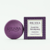 Rundes violettes Stück Gesichtsreinigung Violette Noire von INUANA neben seiner Verpackung für die sanfte Reinigung.