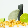Hydro Shampoo & Shower All-in-one Signature als Shampoo von INUANA vor Schiefertafel mit Limetten