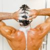 Mann schäumt seine Haare bei der täglichen Körperpflege mit dem Hydro Shampoo von INUANA ein