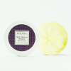 Geöffneter Tiegel der INUANA 3in1-Shower Mousse Buttermilk & Shea zeigt die cremige, gelbe Duschpflege neben dem Deckel.