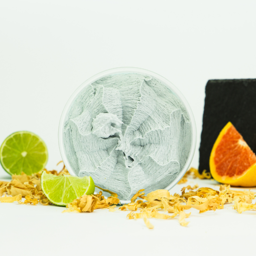 3in1-Shower Mousse Signature von INUANA umgeben von Limetten, Grapefruit und Holzspänen