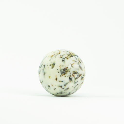 INUANA Badekugel Velvet Sandalwood Lavender mit Lavendelblüten als natürlicher Badezusatz