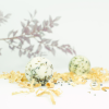 INUANA Badekugeln Velvet Sandalwood Lavender umgeben von Holzspänen und feinen Lavendelblüten als Badezusatz