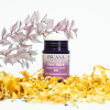 Geöffneter INUANA Deo Stick Magnesium Active 48h Velvet Sandelwood Lavender umgeben von gelben Hobelspänen und Zweigen.