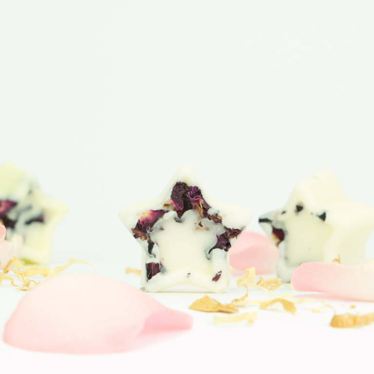 Mehrere Badesterne Sakura Flower & Rice mit Blütenblättern als natürlicher Badezusatz von INUANA