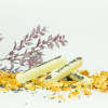 Badesticks Velvet Sandalwood Lavender auf Holzschnitzeln als natürlicher Badezusatz von INUANA