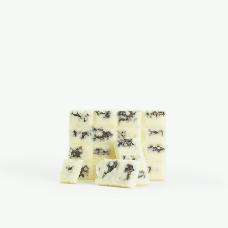 Stücke der Badetafel Velvet Sandalwood Lavender als natürlicher Badezusatz von INUANA