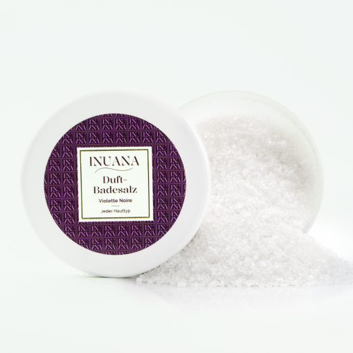 Duft Badesalz Violette Noire in einer weißen Dose mit losem Badesalz als Badezusatz von INUANA