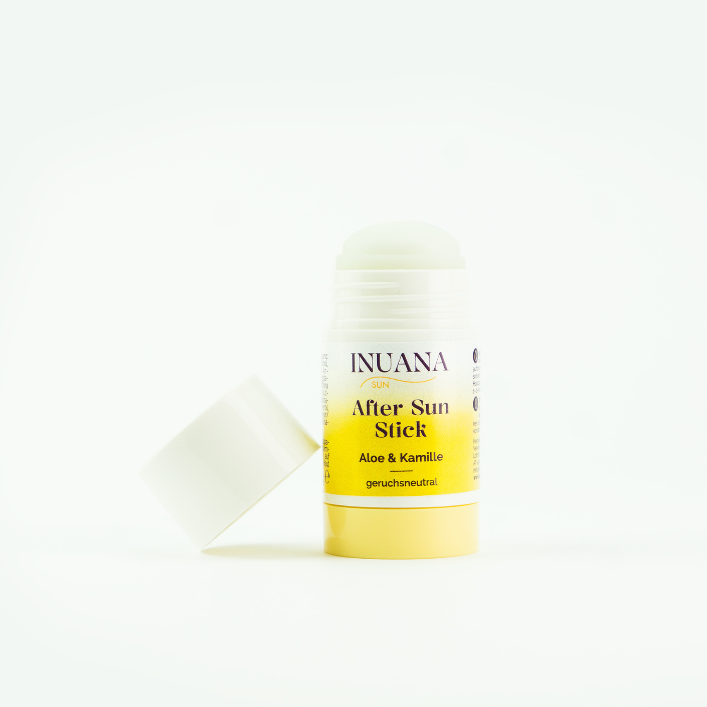 Geöffneter INUANA After Sun Stick mit Aloe und Kamille für eine unkomplizierte Hautpflege nach der Sonne.