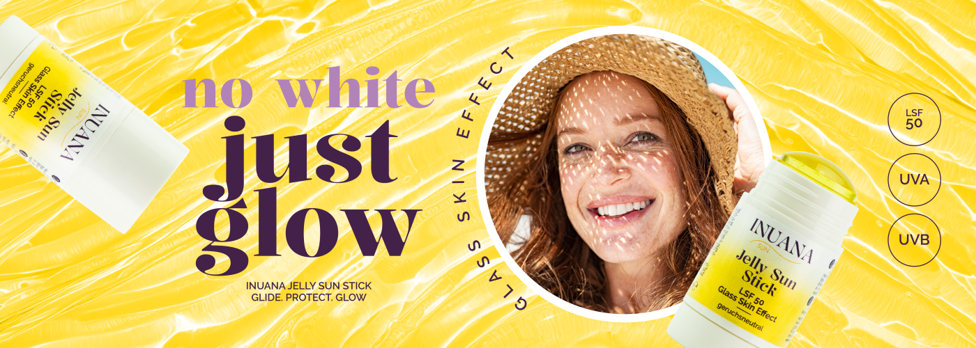Lächelnde Frau mit Strohhut neben dem INUANA Jelly Sun Stick LSF 50 für innovative Gesichtspflege mit Glass Skin Effect.
