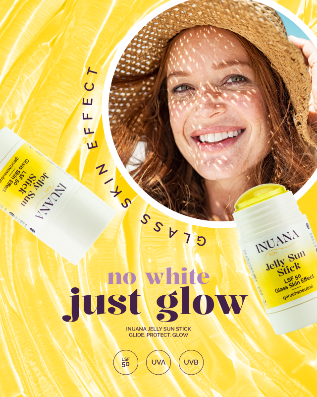 Lächelnde Frau mit Strohhut neben dem INUANA Jelly Sun Stick LSF 50 für innovative Gesichtspflege mit Glass Skin Effect.