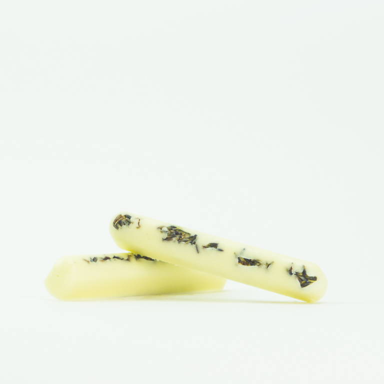 Zwei Badesticks Velvet Sandalwood Lavender mit Lavendelblüten als Badezusatz von INUANA