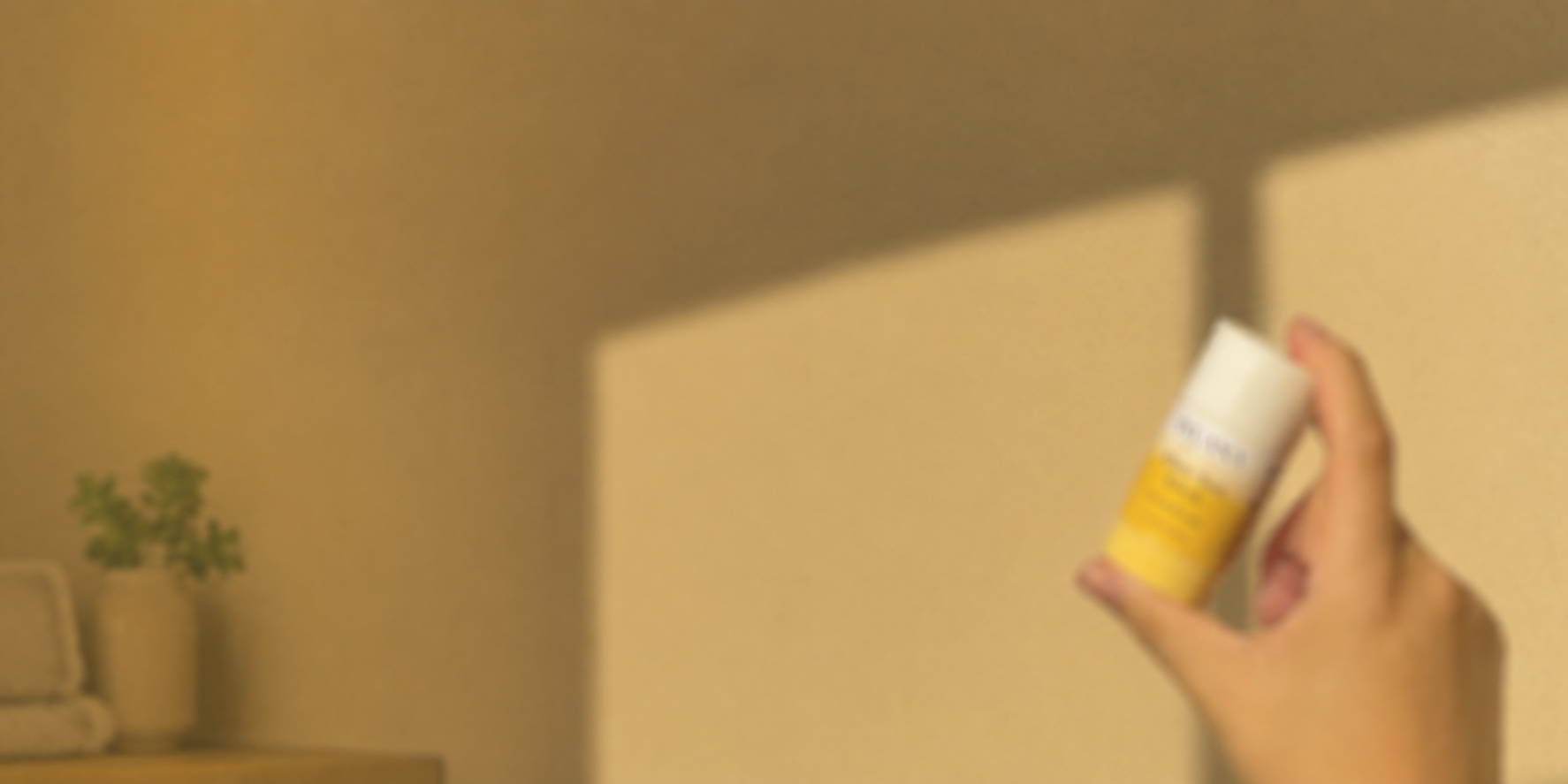 Hand hält den Sun Stick von INUANA vor beigem Hintergrund mit der Aufschrift Sonnenpflege.