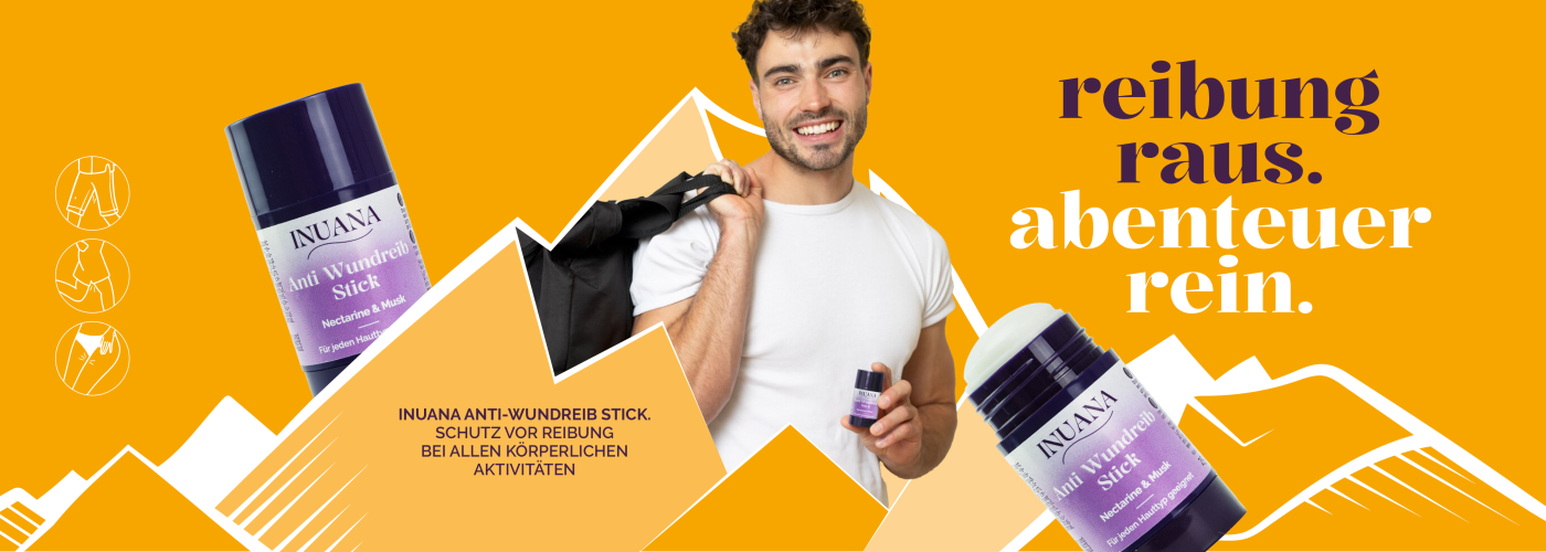 Mann mit Rucksack präsentiert den Anti Wundreib Stick Nectarine & Musk von INUANA als schützende Körperpflege.