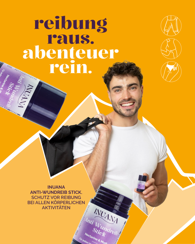 Lächelnder Mann hält den Anti Wundreib Stick Nectarine & Musk von INUANA für schützende Körperpflege.